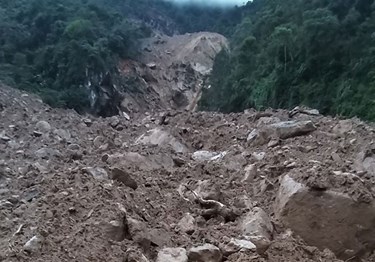 Đêm vỡ núi: Lời cảnh báo của mẹ thiên nhiên