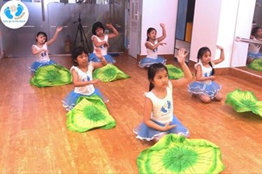 Nào, mình học múa đi 