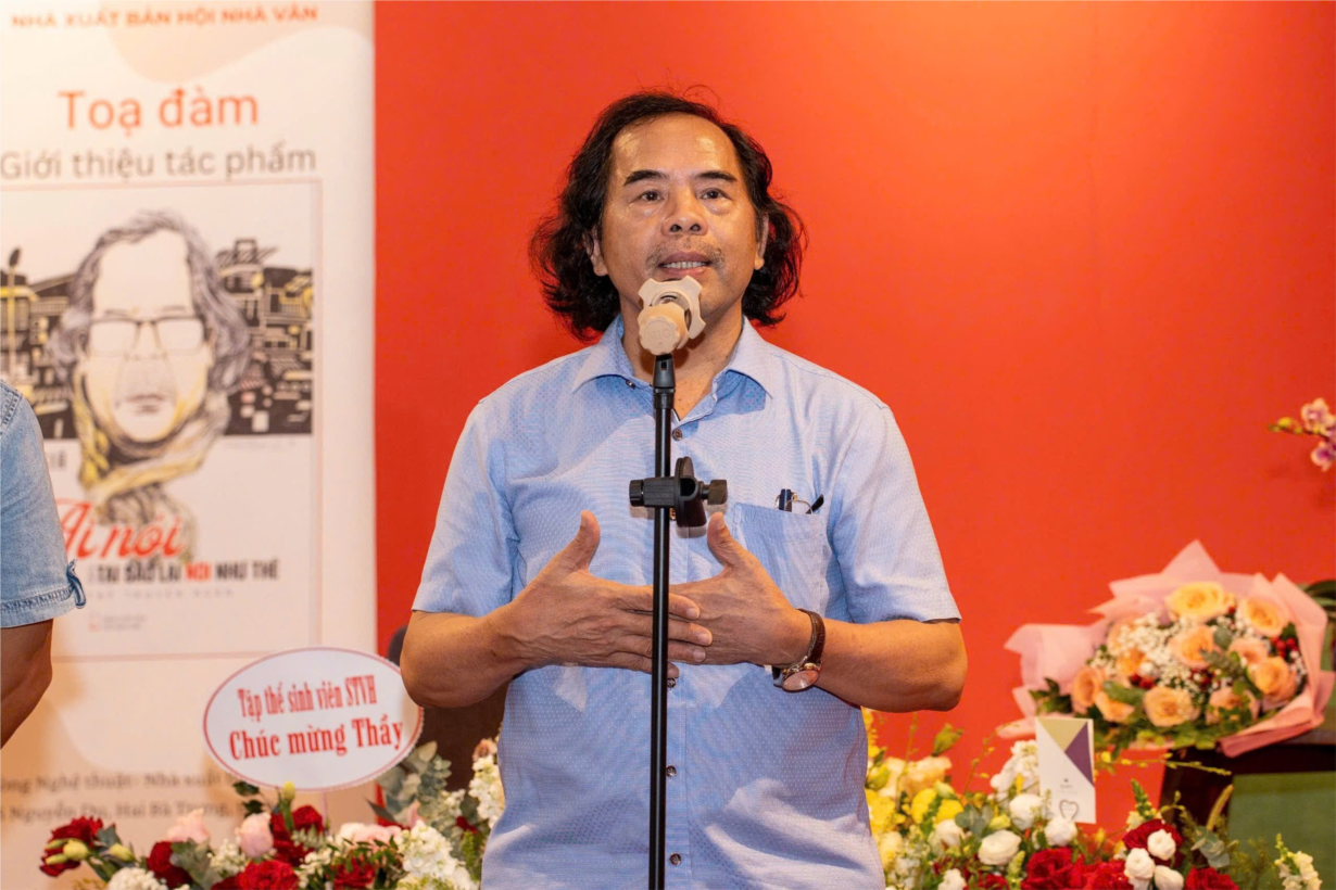 Nhà văn Văn Giá tuổi thơ đong đầy 