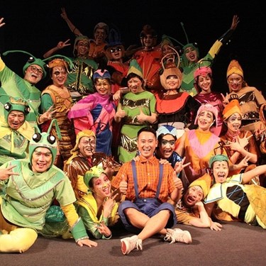 Cậu bé khổng lồ lạc vào hang kiến như thế nào?